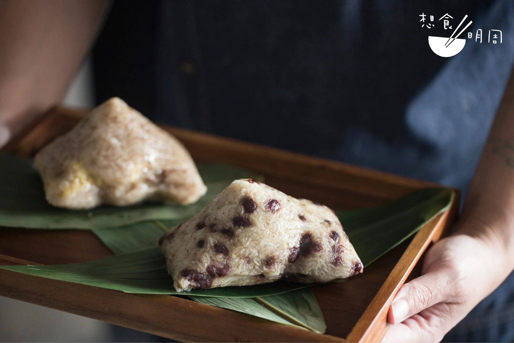 原味手工黑豚端午（左）// 糯米預先以盟及五香粉撈拌調味，去衣綠豆則加上了沙薑粉及鹽去掉草青味，煮過後特别清香美味。（每隻 230克 / $52) 五味手工上素端午（右）// 羊壯菌浸水軟化後，剩餘的水份都充滿菌香。Joephy 會翻用菌水浸糯米，使米粒中都能有菇菌餘香。素糉又加入了多款豆類及果仁，食感豐富之餘亦能有「肉香」。（每隻230克 / $58)