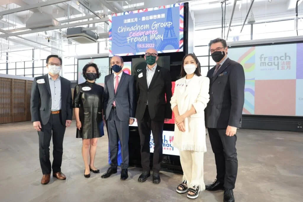 華懋集團與法國五月藝術節連續第二年攜手舉辦《法國五月．盡在華懋集團》活動，華懋集團執行董事兼行政總裁蔡宏興（右三）、法國駐港澳總領事官明遠（左三）、法國五月董事會聯席主席何超瓊（左二）、市區重建局行政總監韋志成（左一），和法國五月藝術節大使林嘉欣（右二）在中環街市主持揭幕儀式，並與法國文化推廣辦公室董事會名譽主席阮偉文博士（右）合照。
