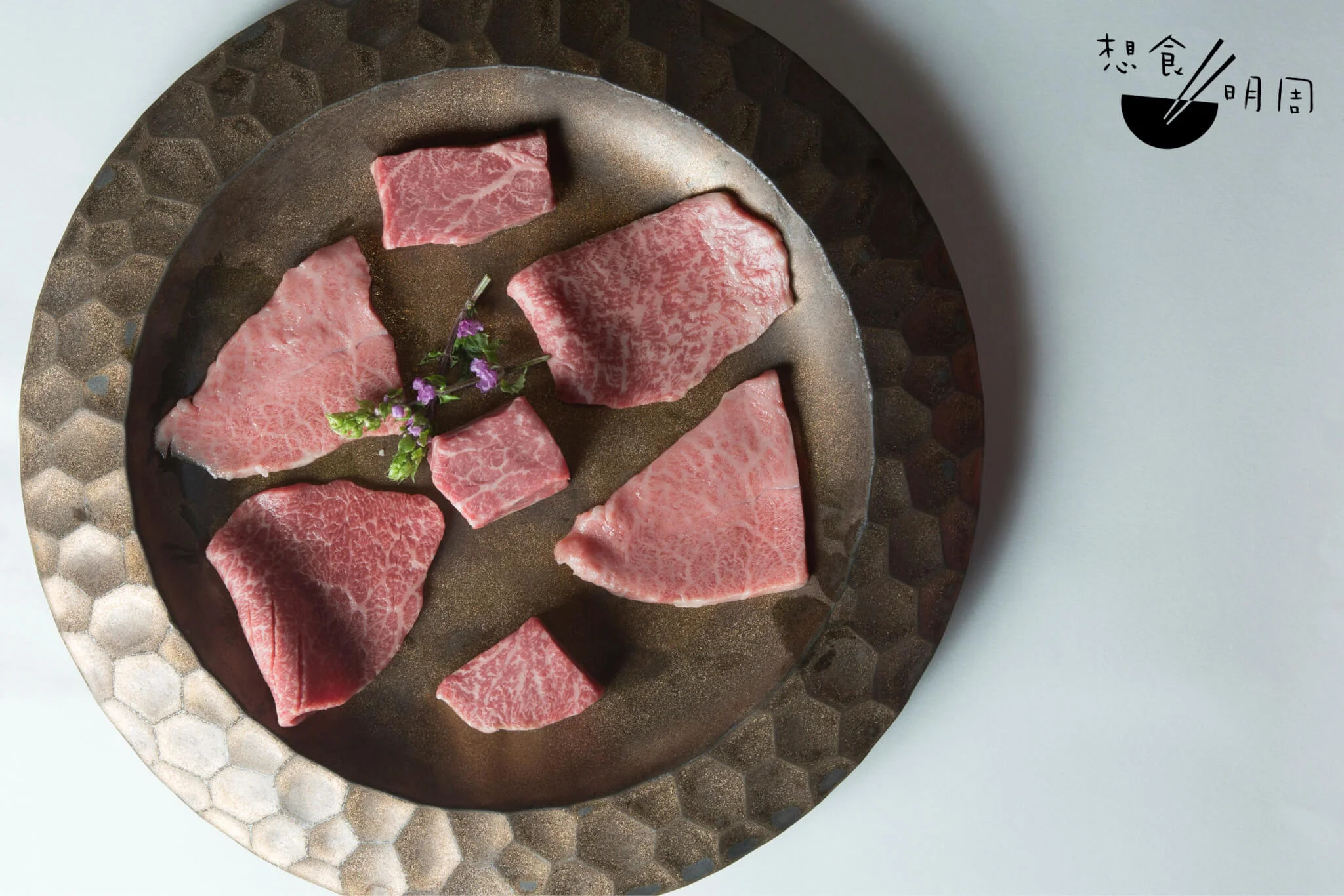 赤身和牛盛合 由主廚切割、發辦,結集七款來自不同部位的赤身和牛。透過不同的切割方式,以呈現多層次的口感及風味。除了方形或薄切之外,部分肉件例如後腰蓋柳更會輕𠝹幾橫,以防燒製時因收縮而繃緊捲曲。( $988 )