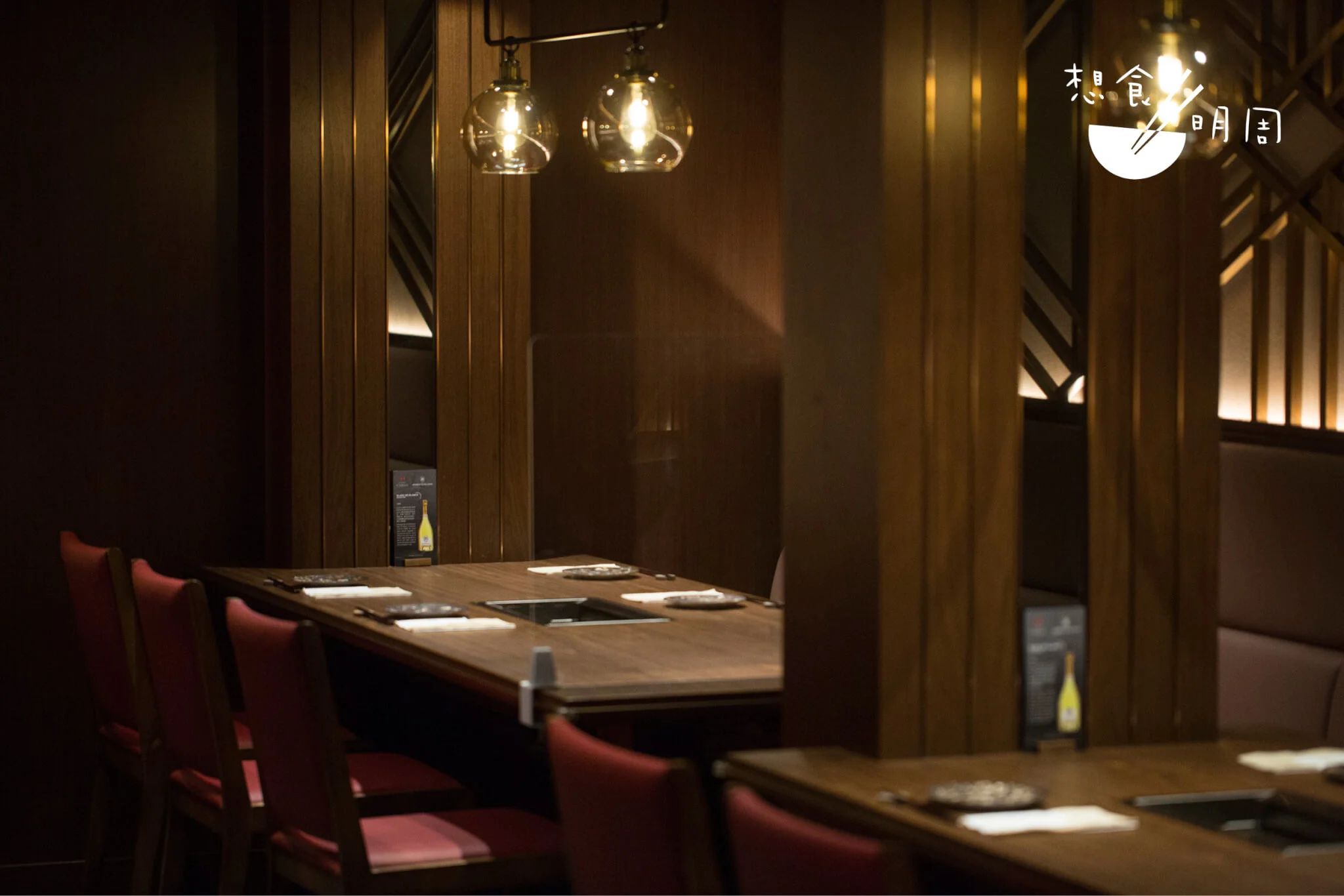 還看餐廳設計,會發現「樑柱」甚多,原來是內藏抽風系統的設計,修飾因樓底有限而無法隱藏的抽風管道。