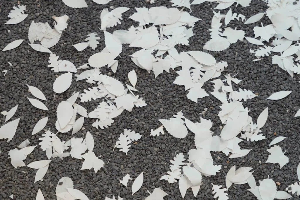 總數達二十多萬片的樹葉以鐳射切割手造紙而成，各有不同形狀。