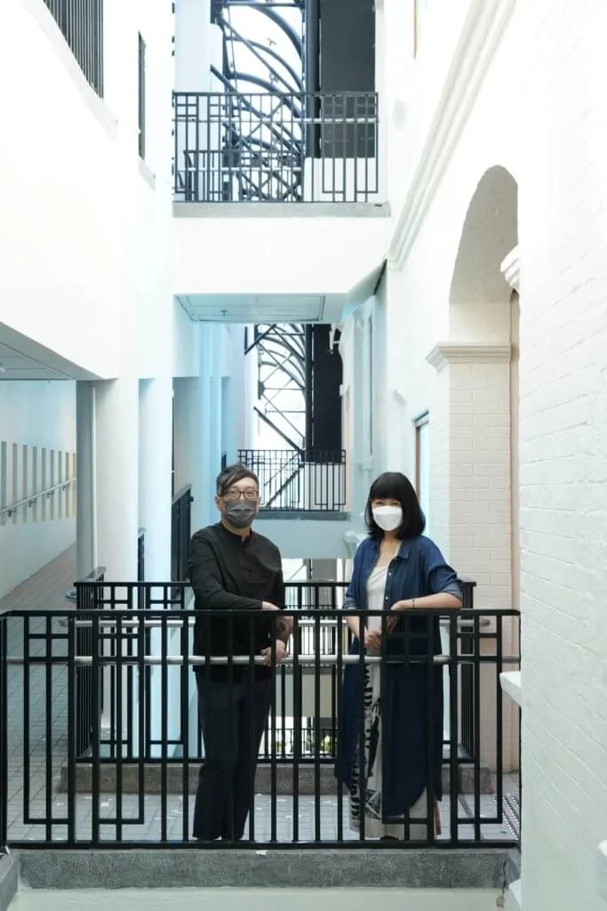 藝術家譚若蘭（Cordelia）（右）與香港視覺藝術中心的一級助理館長黃家安（Geoff）（左）透過在medialogue計劃的合作，將自然聲色帶入百年歷史建築。