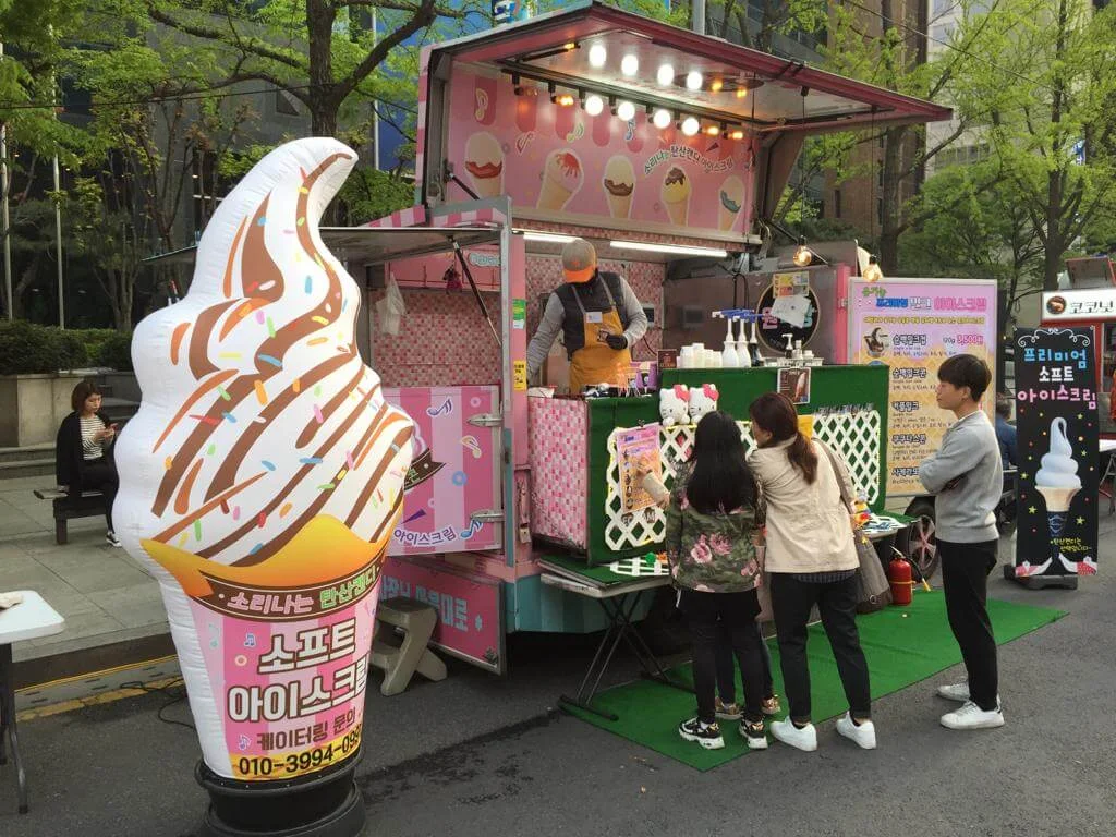 梁博士到台灣、日本、韓國等地旅遊時會特別留意當地的美食車， 他甚為欣賞韓國的美食車。