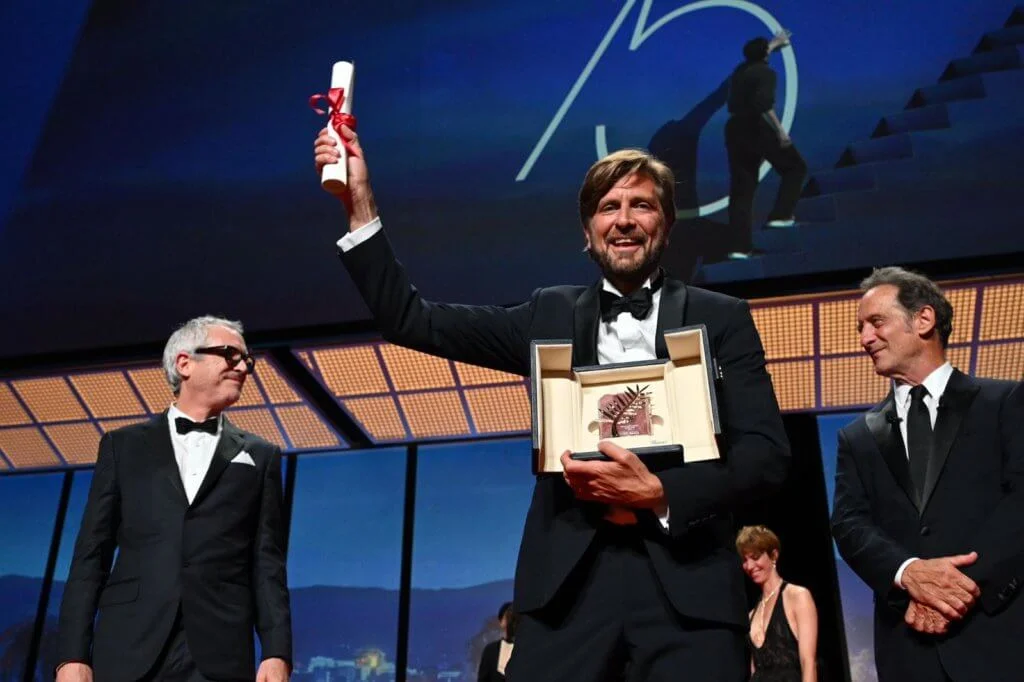 康城影展最高榮譽金棕櫚獎由瑞典導演魯本奧斯倫以《無限悲情》（Triangle of Sadness） 奪得，是他繼2017年《抓狂美術館》（The Square）後再次獲得這獎項，成為史上第九位取得兩座金棕櫚的導演。
