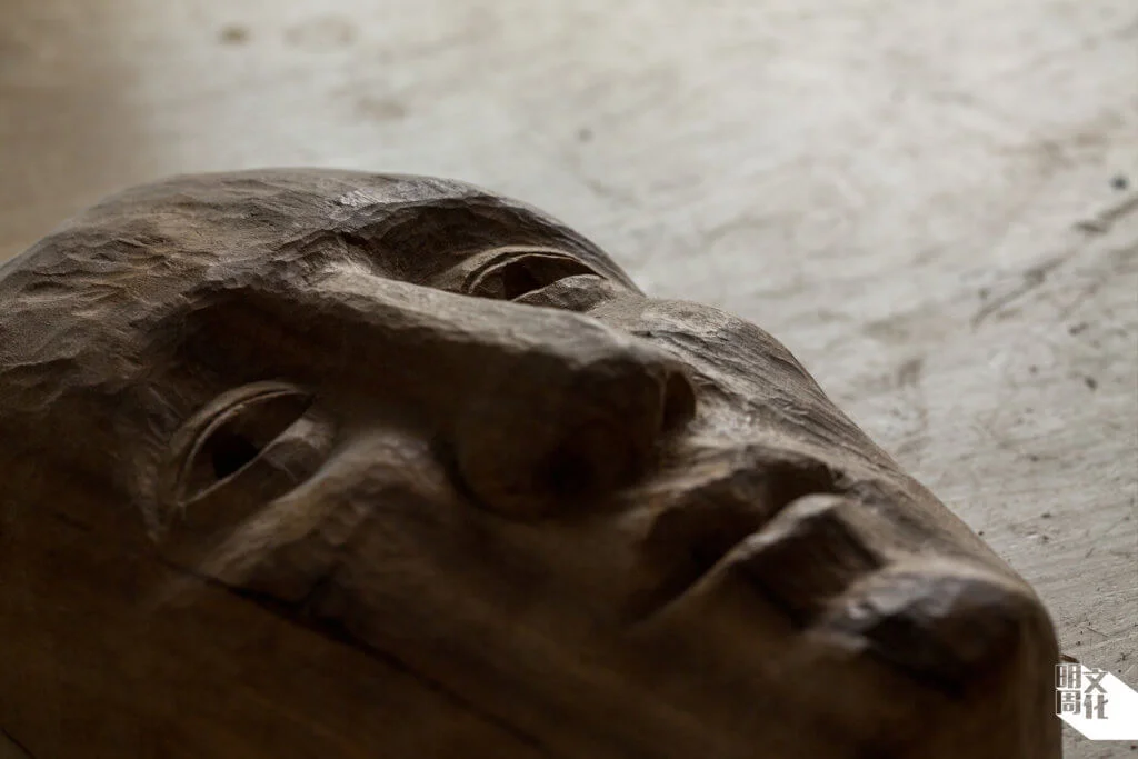 Justin的第一個木雕作品是一副面具，他在不知不覺間依着自己的容貌雕刻。