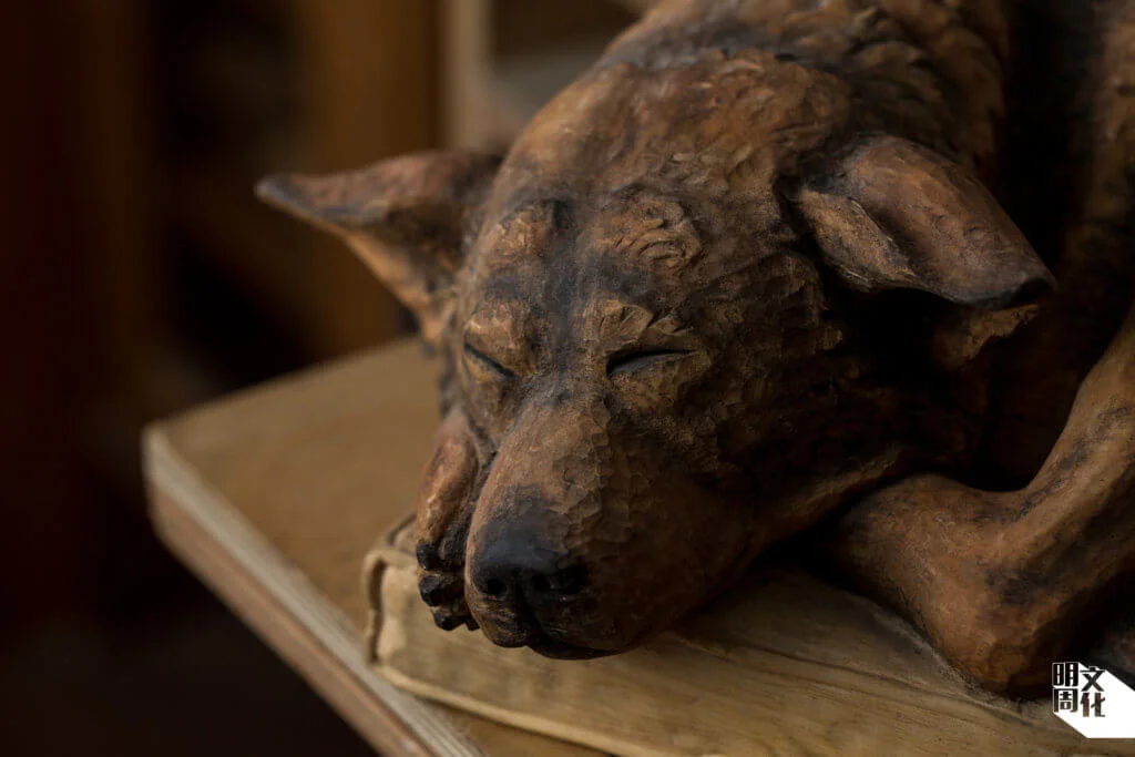 這個形神俱似、活靈活現的木雕唐狗，是Vivian親手按照愛犬的造型雕刻。
