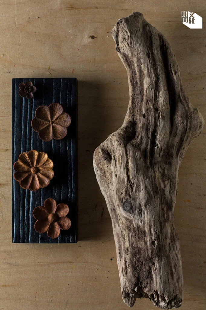 精雕細琢的花型木雕擴香座，和渾然天成的漂流木，呈現木材截然不同的美態。