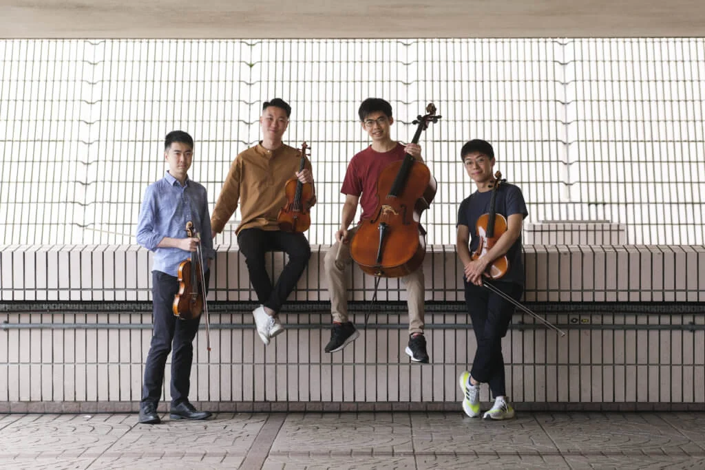 四子因弦樂結緣，多年來四出表演，在多個國際音樂比賽中屢獲殊榮。 （左起：戚耀庭（小提琴）、周業瑋（小提琴）、鄭恩浩（大提琴）、黃立恆（中提琴）） 