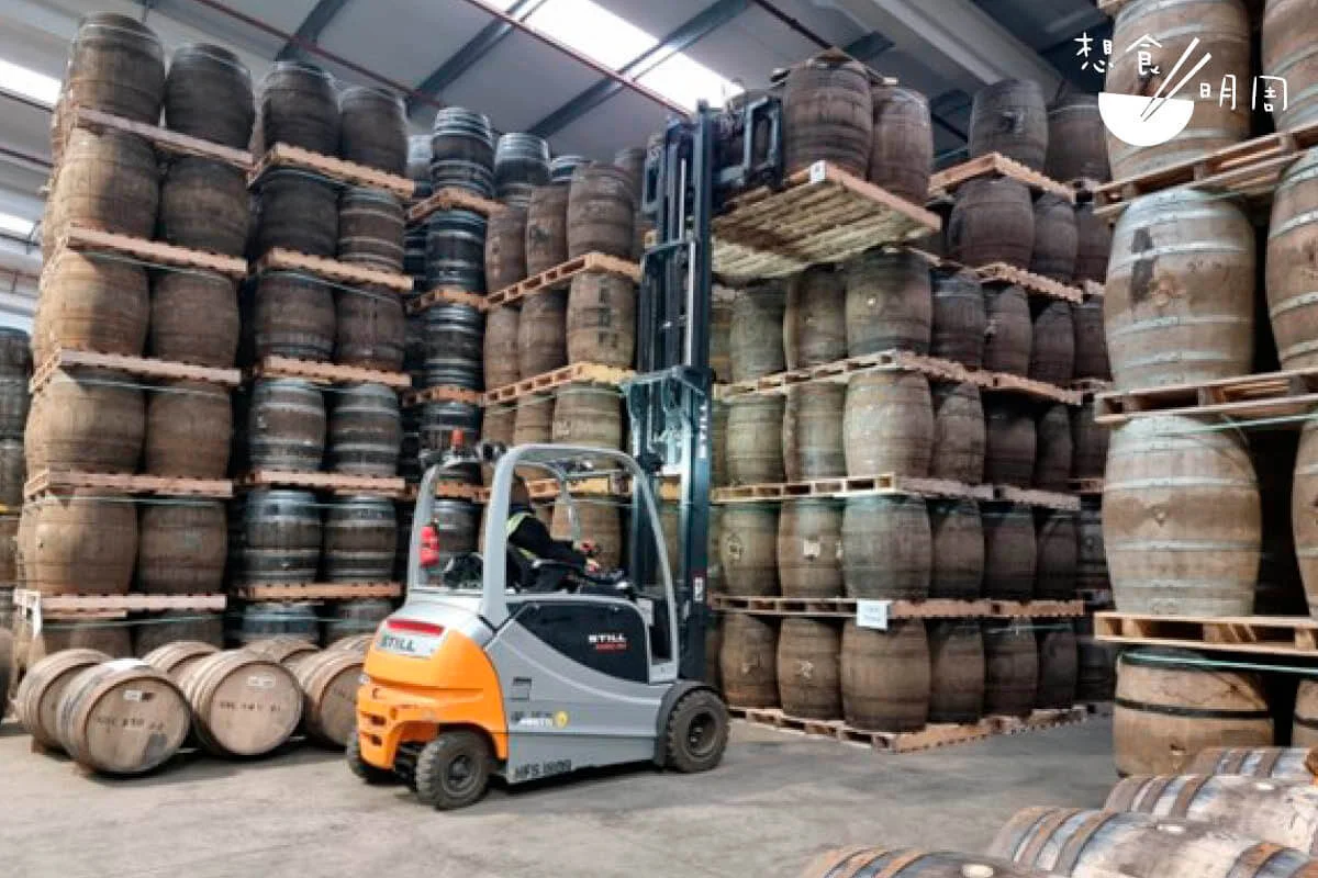 原桶威士忌需要大量存放空間，「以我們最小的酒桶為例，它可以裝成三百支七百毫升的樽裝威士忌（即二百一十公升）。」John說，因此公司的原桶都存放在英國的倉庫中。