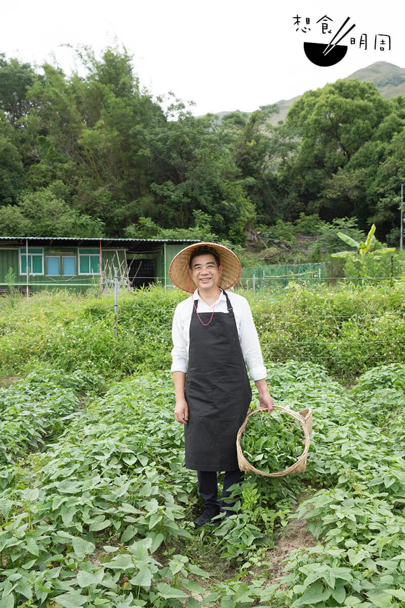 簡師傅熱愛大自然。這天考察他戴上藤帽，就下田四處看，尋找夏天好瓜果。