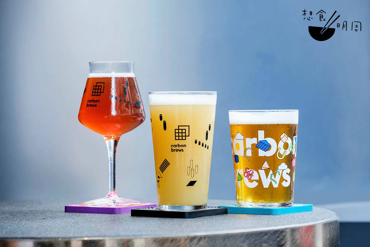 （左）Baby Rich Lupuins// 屬Session Hazy IPA，風格頗清爽、易入口，有豐富的西柚、熱情果味道。（$60/S、$70/M、$90/L）（中）Crazy Rich Lupulins//屬於Double Hazy IPA，入口順滑，帶芒果、木瓜等熱帶水果的甜美。（$70/S、$90/M、$100/L）（右）We Gotcha! // 為慶祝新店開張而製，屬美國西岸風IPA。以Idaho 7、Cryo Pop共四種啤酒花釀成，屬花香系啤酒，清新、苦味也平衡。（$70/S、$90/M、$100/L）