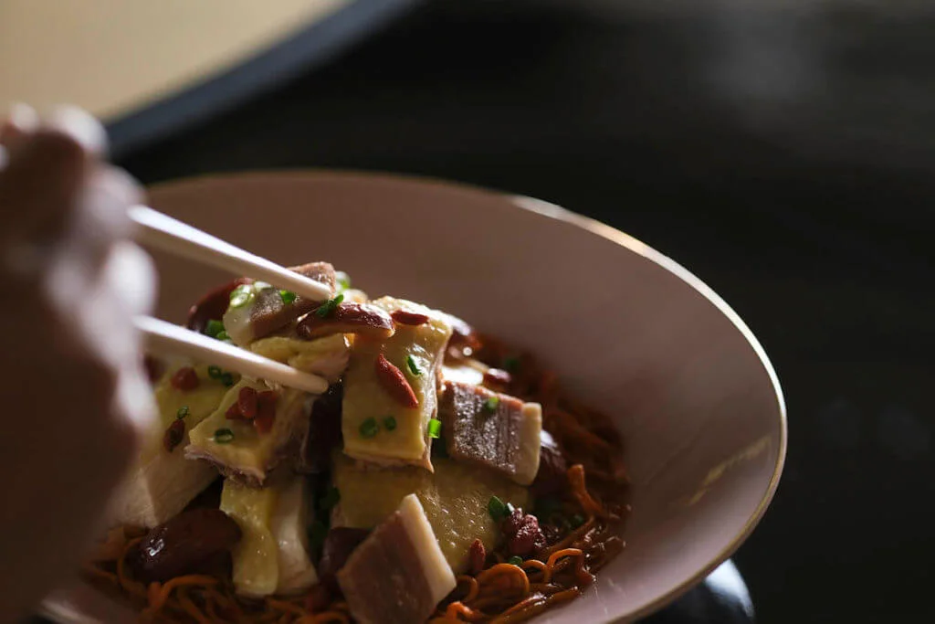 只要找到好食材，廚子便不難做成好菜式。就像少爺雞能做成蒸的「翡翠蟲草花嘉美雞」，以及燜的「砂鍋豆醬嘉美雞」。