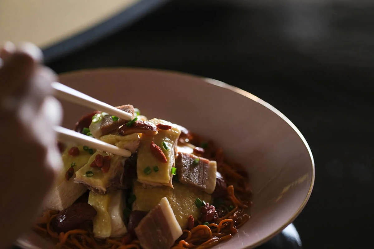 只要找到好食材,廚子便不難做成好菜式。就像少爺雞能做成蒸的「翡翠蟲草花嘉美雞」,以及燜的「砂鍋豆醬嘉美雞」。