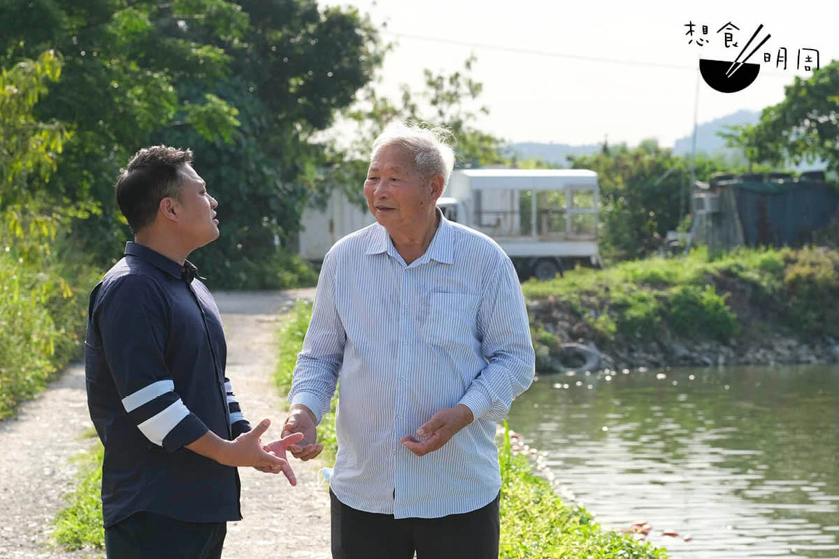 胡師傅與「一帆漁業」主理人黎來就（右）了解行業生態。