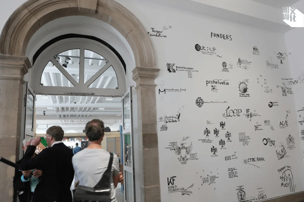 documenta 15 除主要由德國政府撥款支持外，亦獲世界各地許多單位贊助。