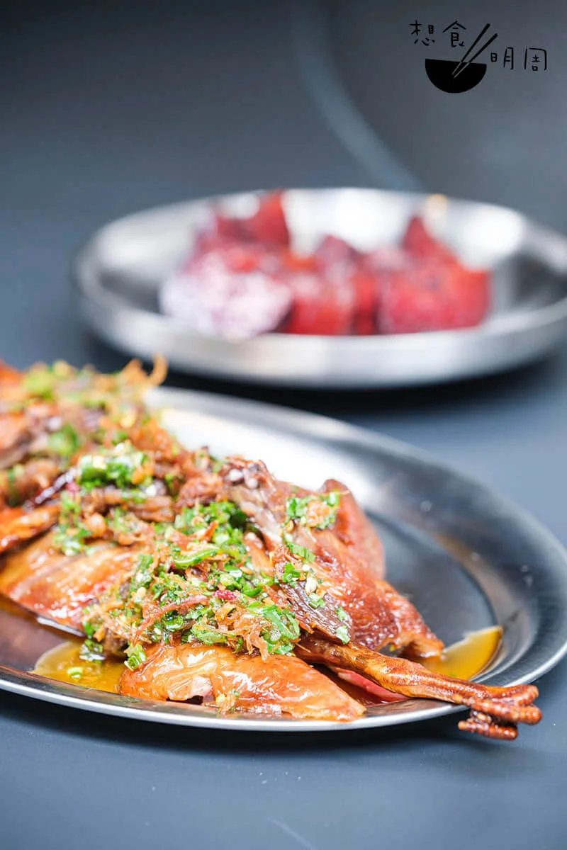 Crispy Fried Pigeon// 用乳鴿代替常見的三黃雞，以煙燻鹽水醃製、風乾、油炸；配鴨油、臘鴨、辣椒蒜醬、多款香料秘製而成的微辣醬汁，齒頰留香。配紫蘇漬布冧。（$248）