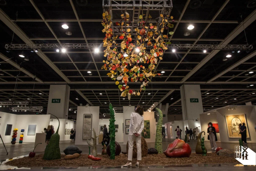 Art Basel Hong Kong展出的大型裝置作品一向都是每屆展會的關注焦點之一，今年包括由駐紐約的上海藝術家費明傑創作的《Garden of Life》。