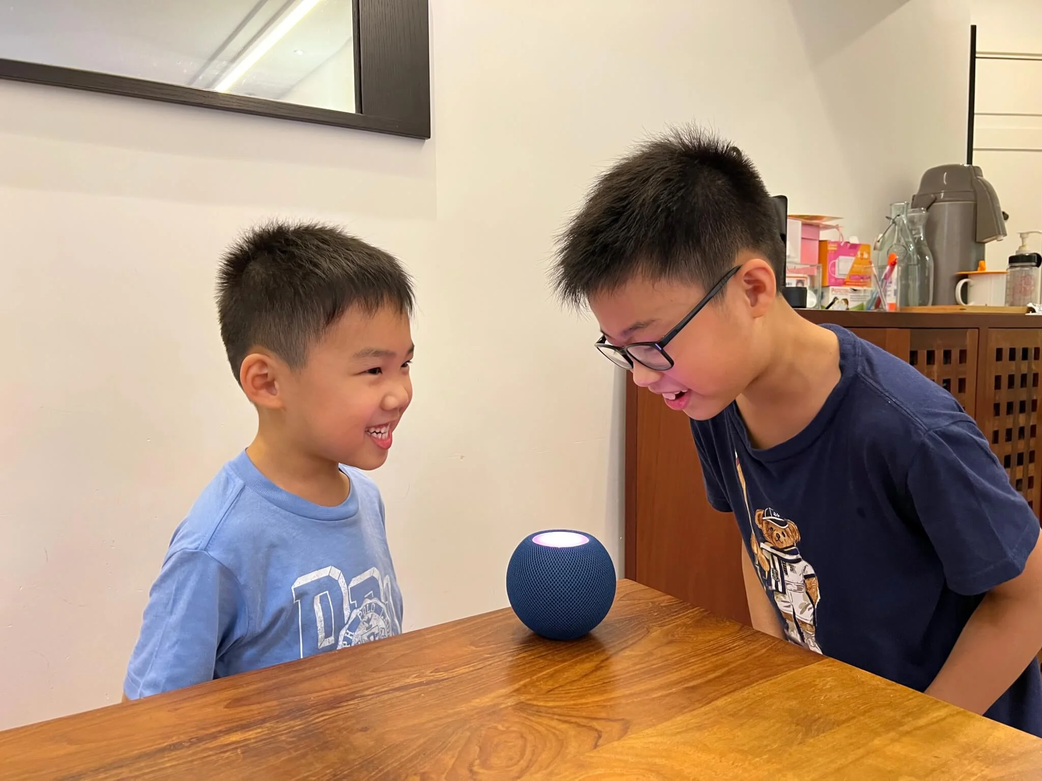 家中兩個小朋友跟人工智能擴音器對話。