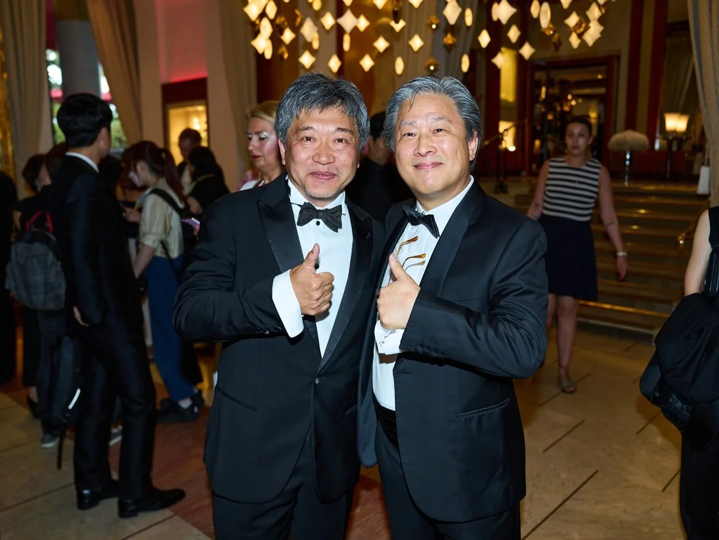 日本導演是枝裕和（左）曾憑《小偷家族》奪金棕櫚獎，今年以新片《孩子轉運站》參賽。南韓導演朴贊郁（右）今年則憑《分手的決心》獲頒最佳導演。