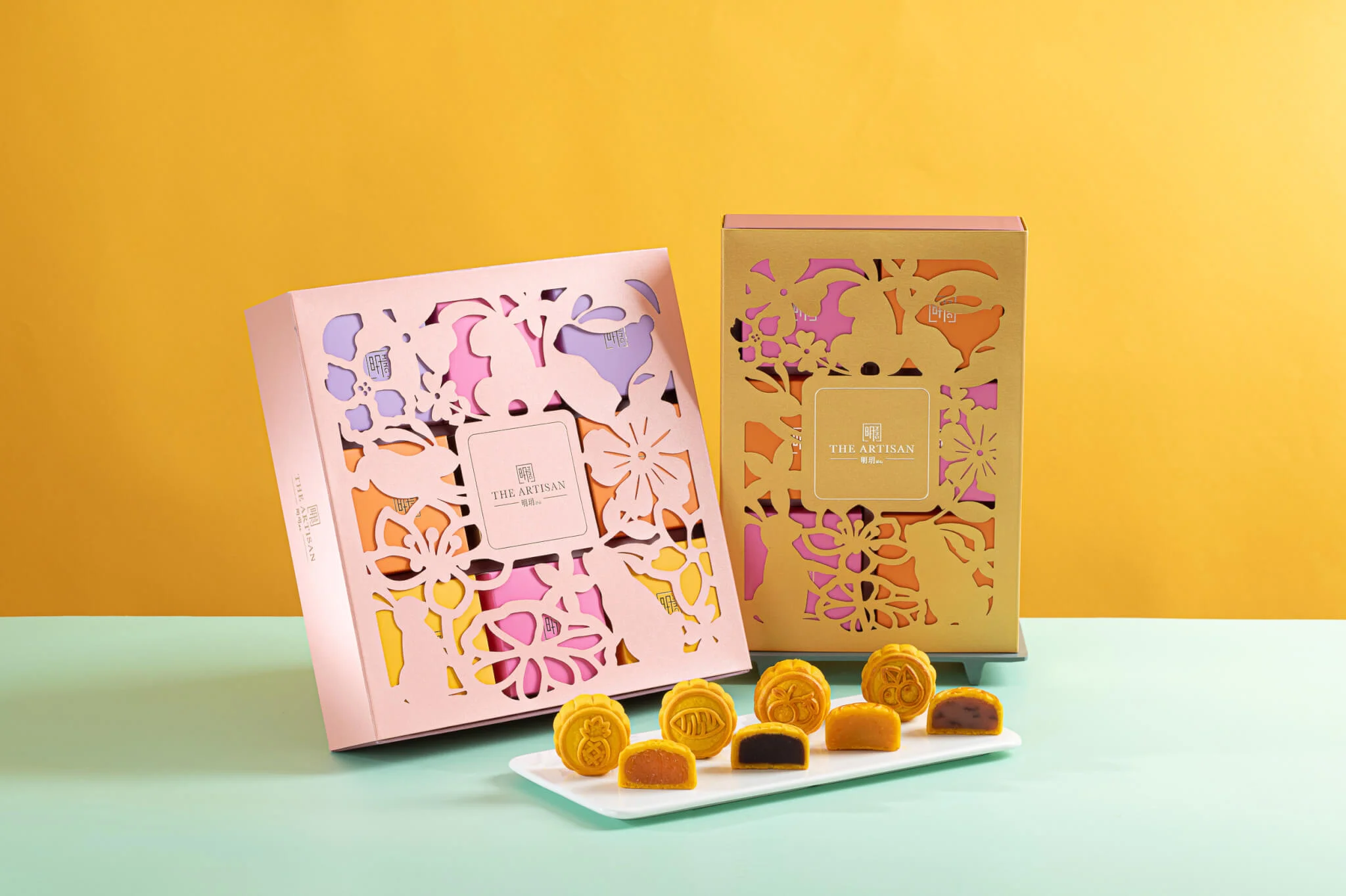 雙色月餅禮盒（右） // 柑桔奶黃月餅及蔓越莓月餅各三， $368 （7月1日至31日訂購，可享優惠價$318） 四色月餅禮盒（左） // 四款口味各兩件，$428 （7月1日至31日訂購，可享優惠價$368）