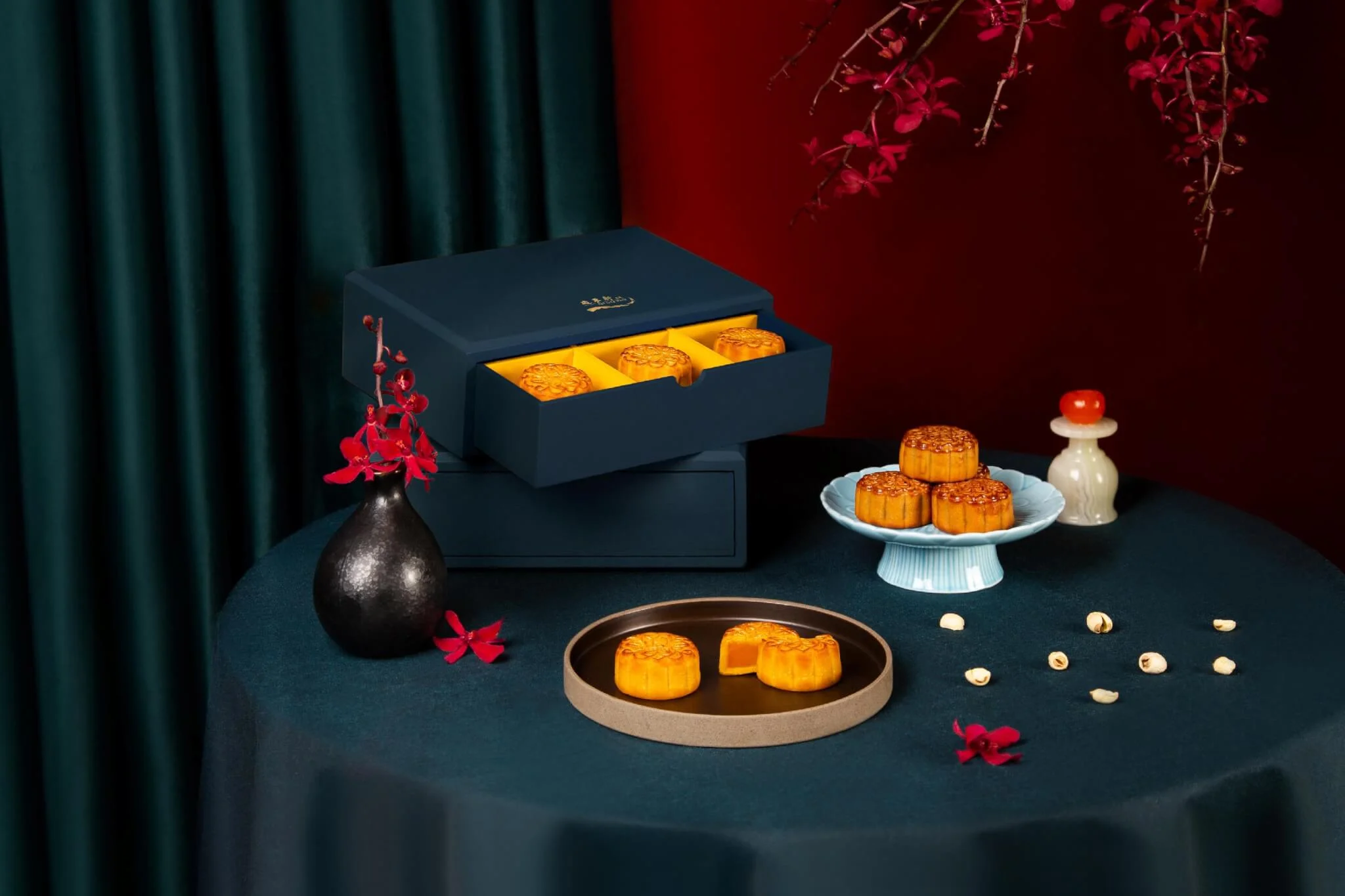 奶黃迎月禮盒（$428 / 六件）；金黃明月禮盒（$458 / 六件 ） 7月1至31日訂購可享七折優惠；8月1至31日訂購可享八五折優惠。