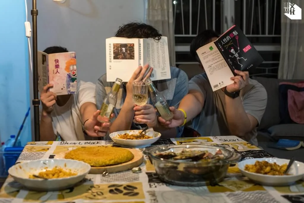 左起：阿衡、阿榮、阿浩，三人各自選擇一本反映自己個性的書籍作拍照道具，依次為《快樂人》、《後殖民食物與愛情》、《人性的弱點》。