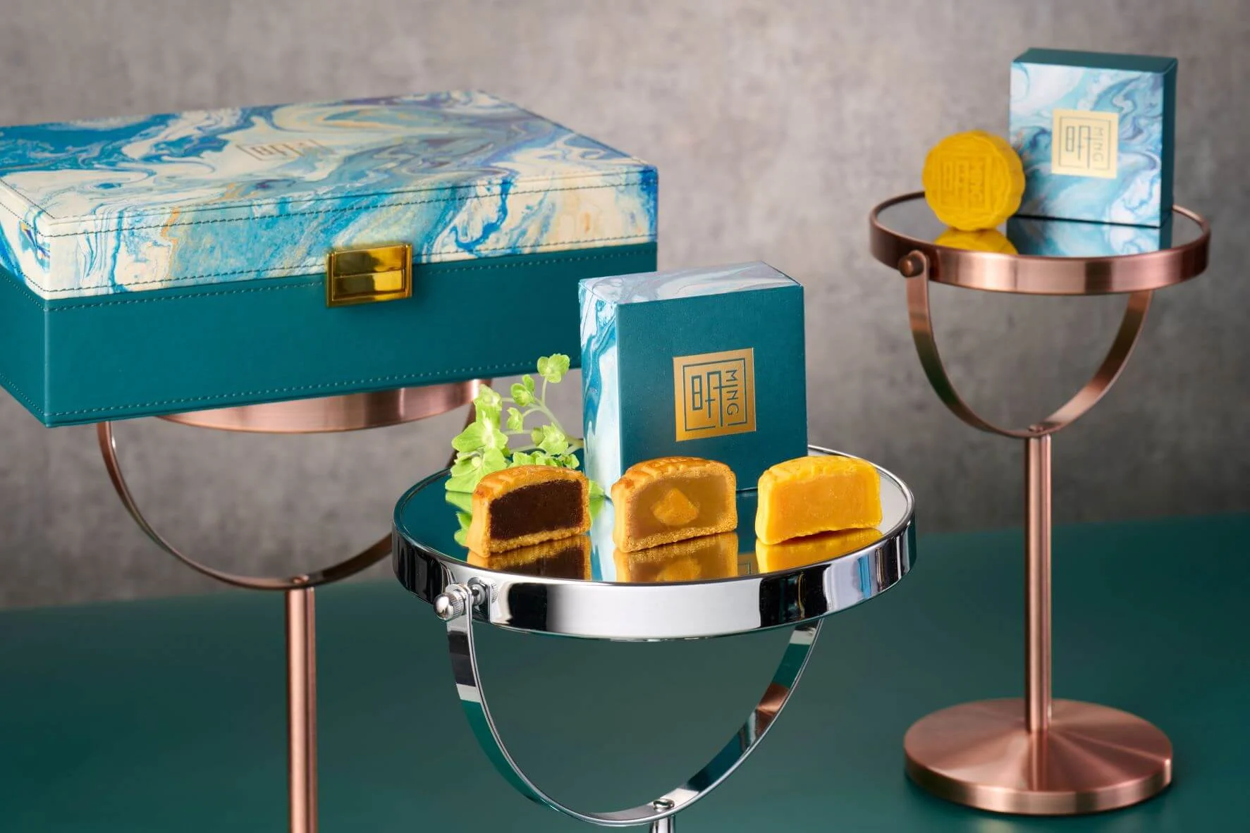 迷你金桔奶黃月餅（$438 / 六件） 迷你錦繡月餅拼盒（$438 / 六件）；奶皇月餅、蛋黃白蓮蓉及陳皮豆沙月餅各二。