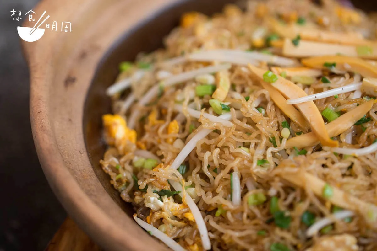 鮑魚絲炒米粉 // 用上澳洲鮑魚切成絲，炒成米 粉。鮑魚鮮味，配炒得乾身的米粉，啖啖鮮香。（$360）