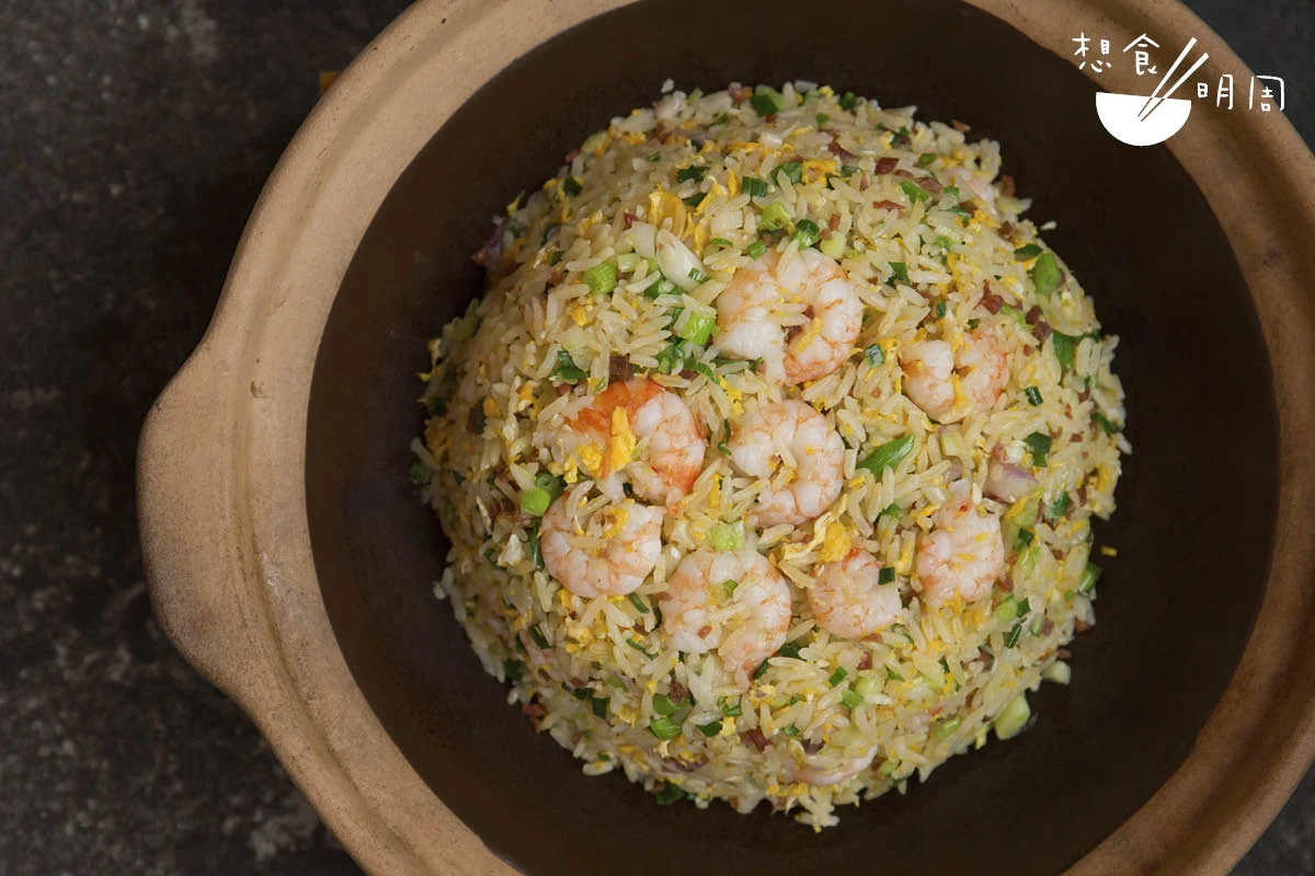 富哥招牌炒飯 // 飯用上湯蒸過，再炒至粒粒分明，配料的蝦仁細嫩，更吃得出金華火腿的鹹香。（$280）
