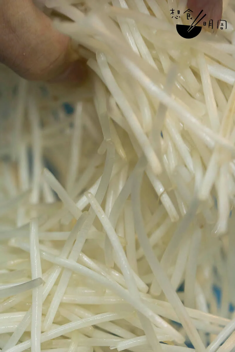 炒芽菜也見工夫，炒出來芽 菜挺身，剛剛熟而不出水。