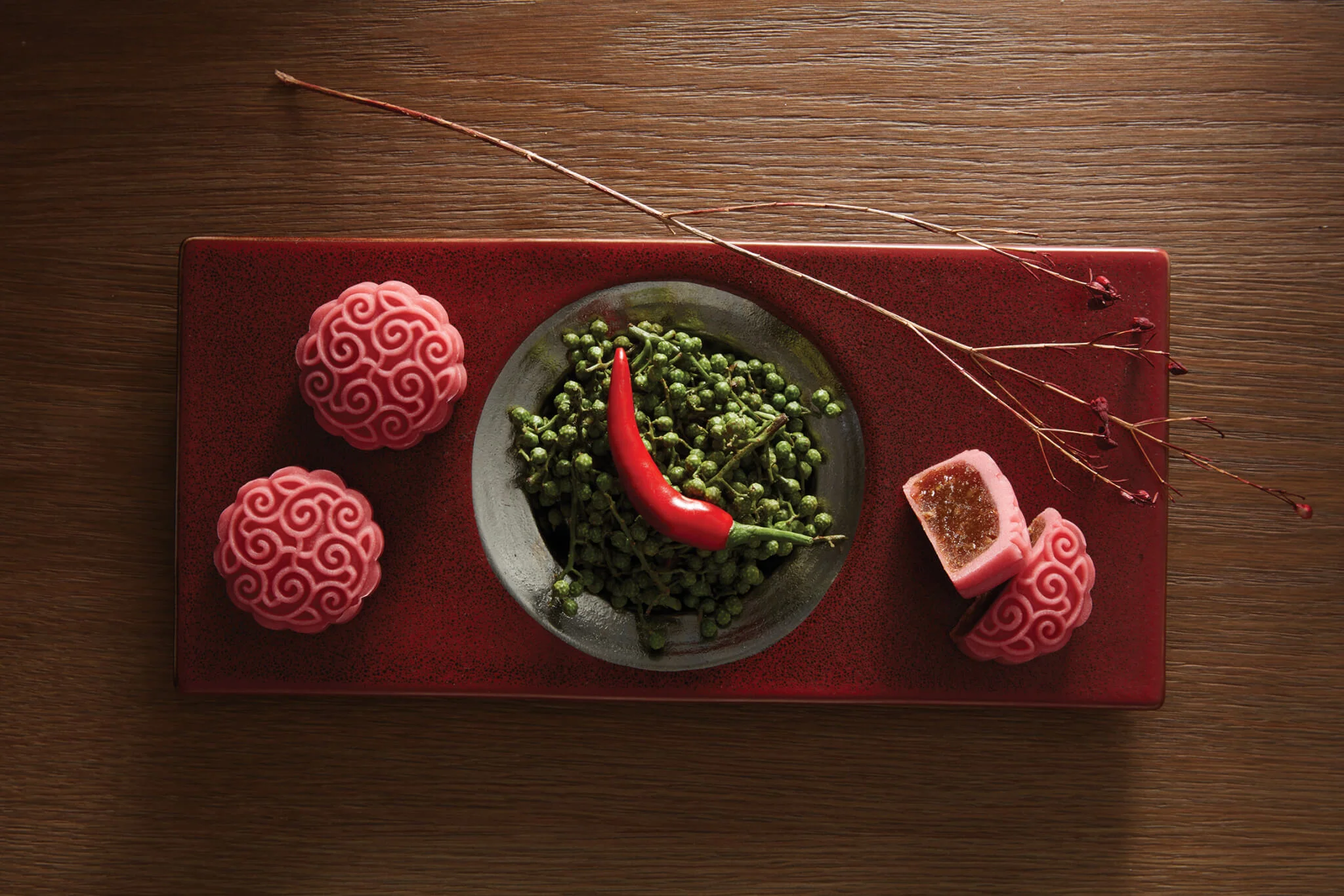 麻辣嫩牛黑金雜錦月餅禮盒（$328）；限量發售，於8月30日前訂購可享9折優惠。