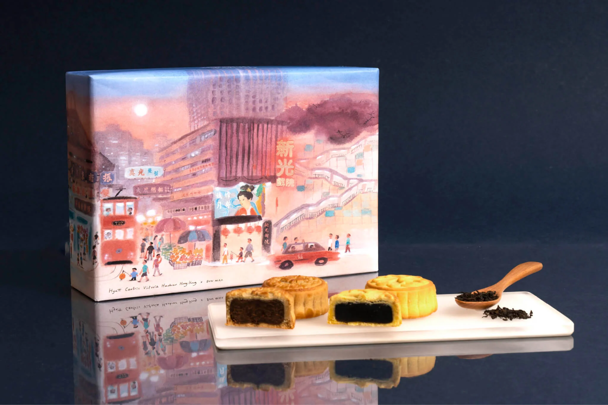 「嚐悅茶香」月餅禮盒 （$280 / 六件），包括迷你伯爵茶奶黃月餅及迷你濃香鐵觀音軟心茶餡月餅各三；即日起訂購可享優惠價 $224。