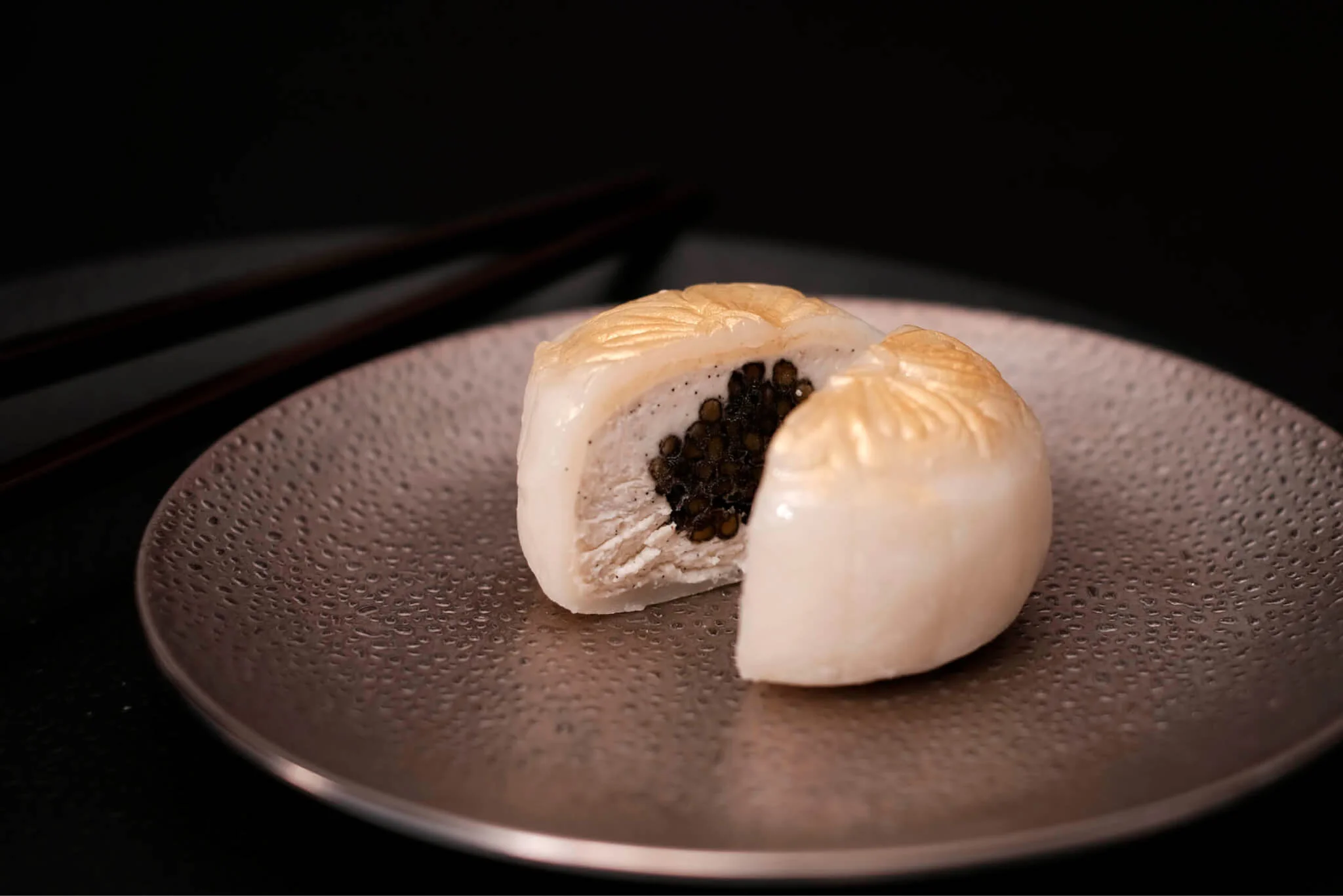 皇籽滙魚子醬月餅禮盒 （$580 / 四件），每款口味各一