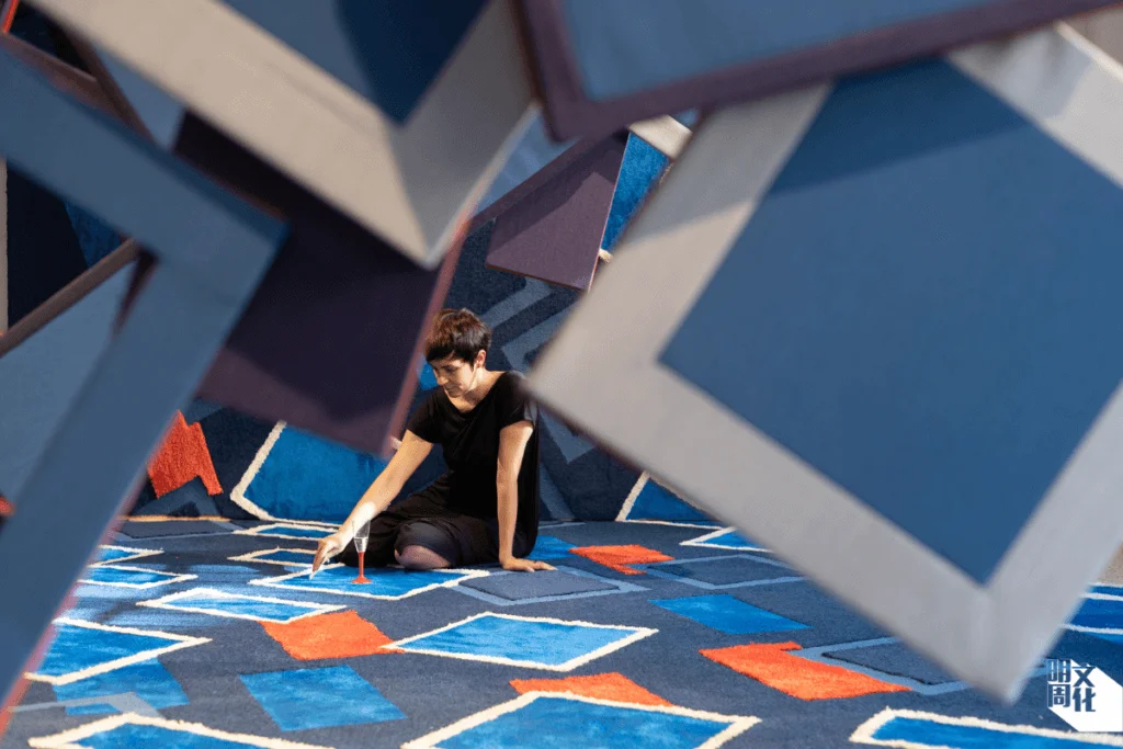 在Isola 設計區《Future Perfect》展覽，重新利用剩餘過時布料，轉化成為為沉浸式空間設計。 