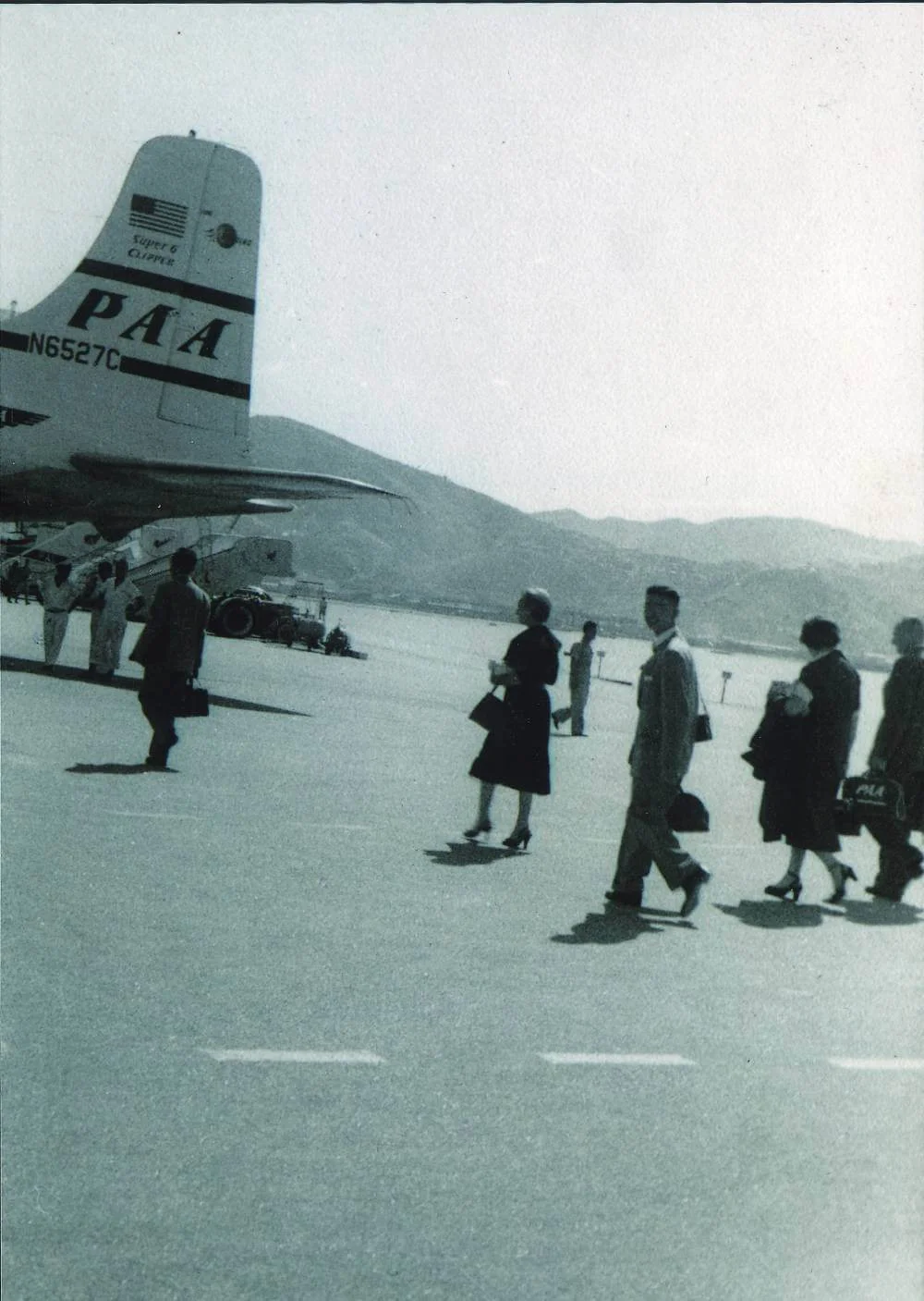 余英時於一九五五年十月三日在香港啟德機場，乘泛美航空公司飛機去美國。（圖片出自《余英時回憶錄》，由允晨文化提供）