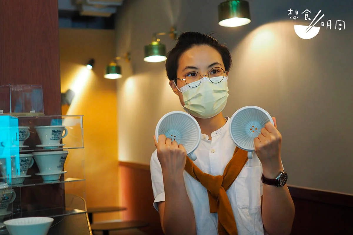 年輕女生Vivi不定期於本地咖啡店作分享展，讓有興趣的人聽到、摸到收藏品，甚至嘗到濾杯沖泡的咖啡。