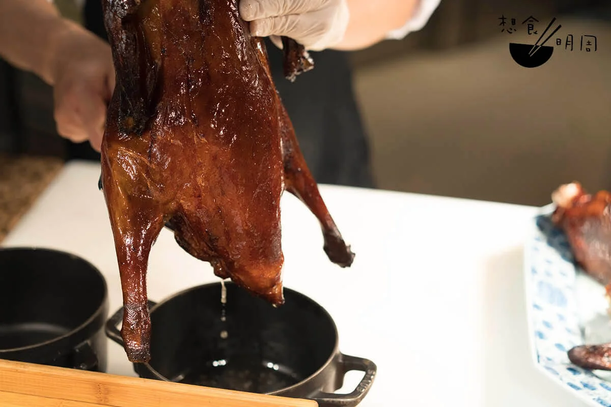 「一樂」交來新鮮燒好的燒鵝。酒店廚師會及時斬鵝，取出鵝油炒飯。