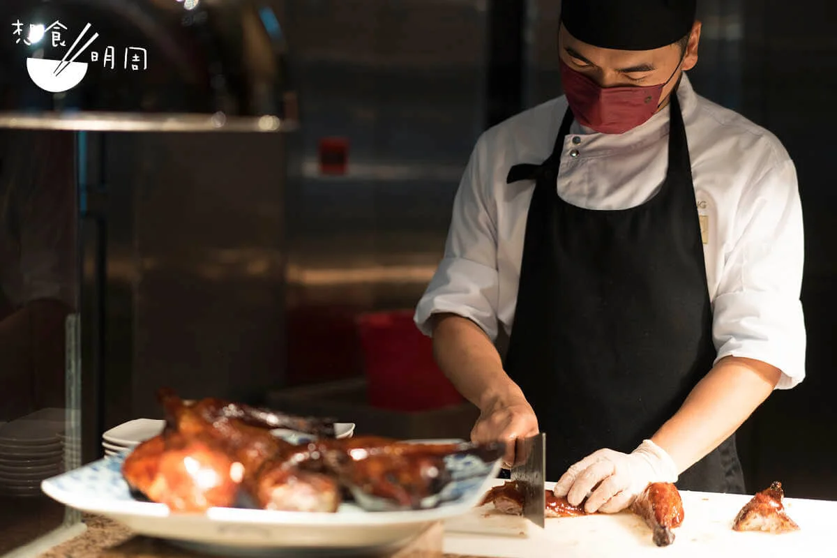 客人可清楚看見廚師斬鵝的過程，每下手勁十足。