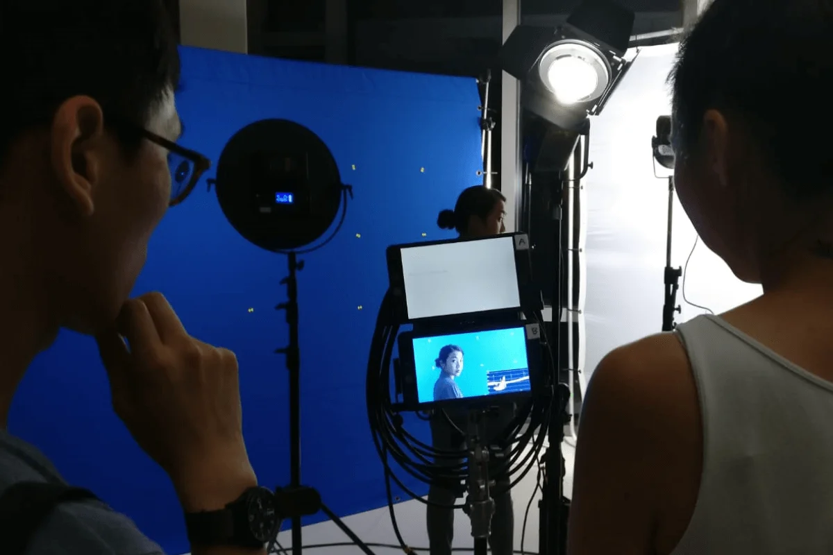 在香港工作時，Sing不時會到拍攝現場「跟場」，確保拍攝能準確投入後期製作工序。