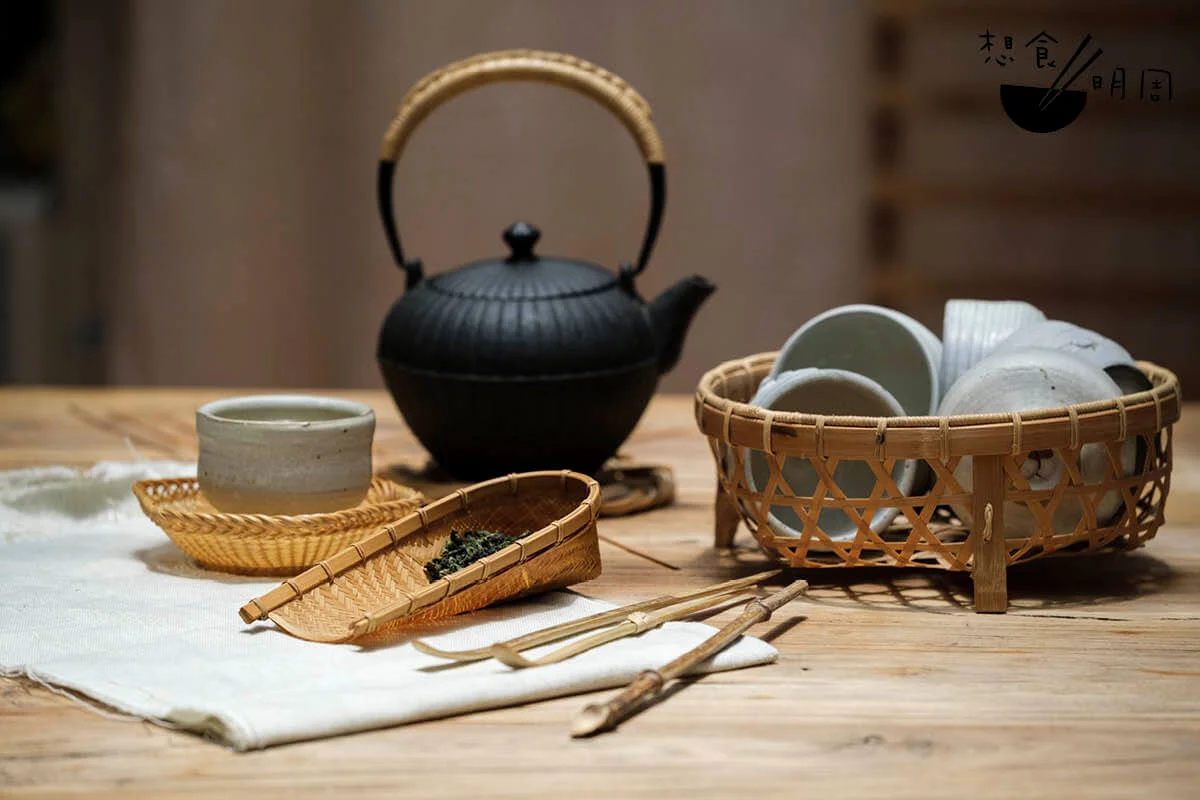 工作室桌上的茶則、茶匙、茶碟、茶杯籃，都是用梅窩唐竹編織而成。