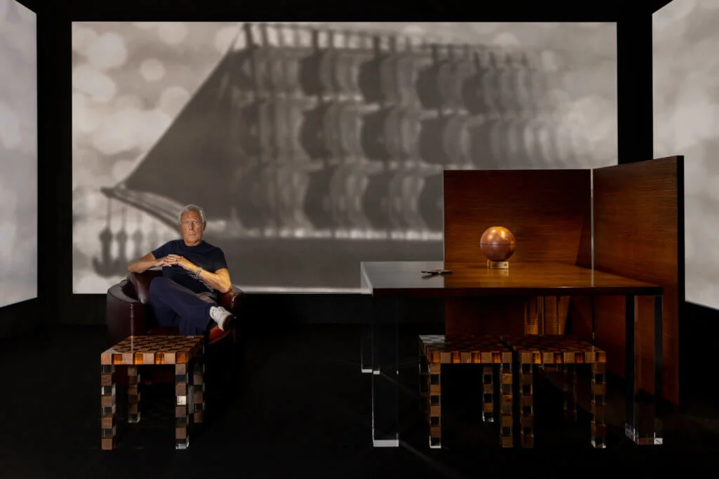 Giorgio Armani所坐的Pascal扶手椅，其設計靈感來自二十世紀的遠洋客輪。