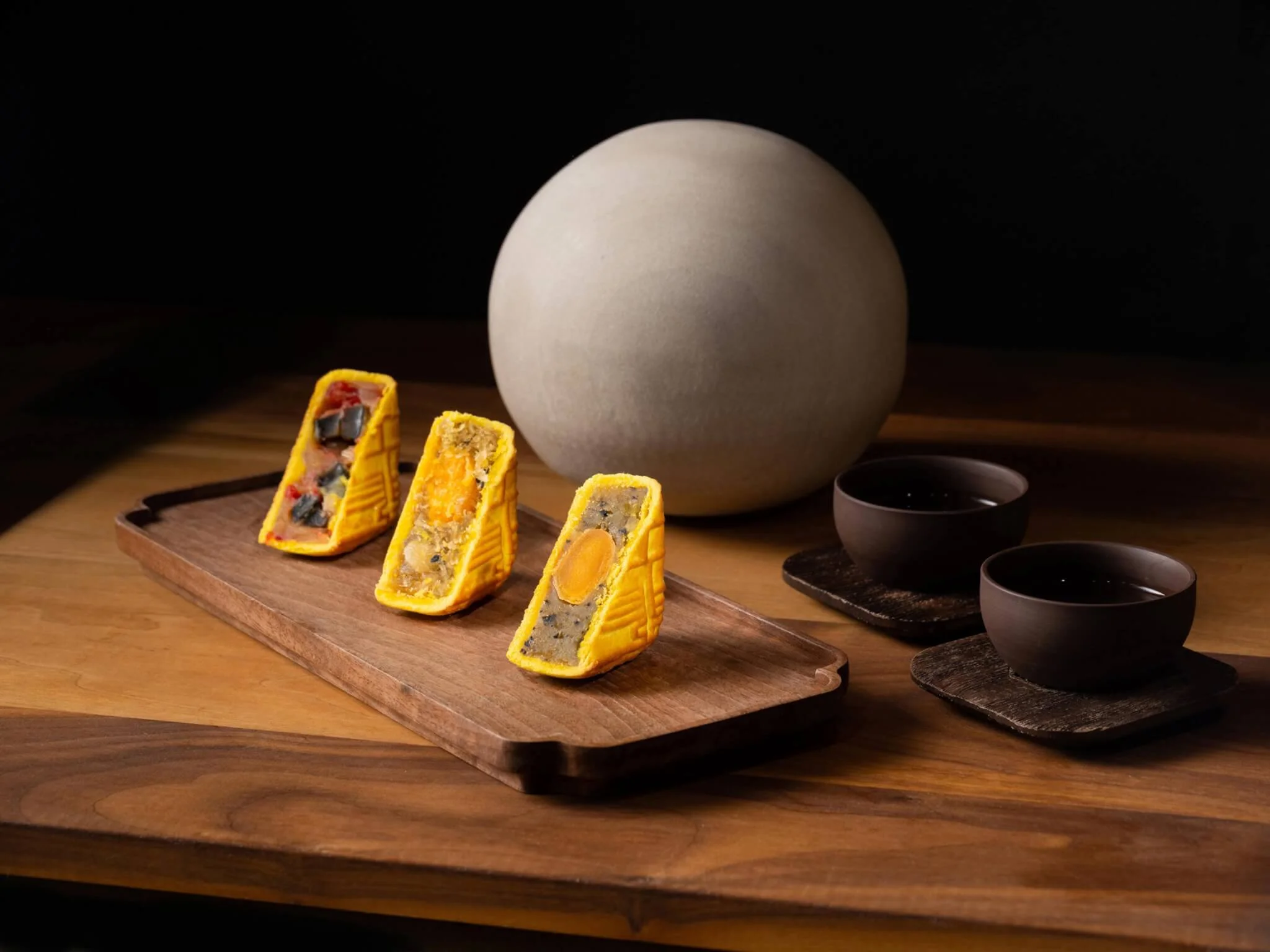 龍景軒精裝月餅禮盒 共６件，包括黑芝麻單黃冬蓉月餅、黑松露單黃白蓮蓉月餅、子薑皮蛋月餅各2件（$598）