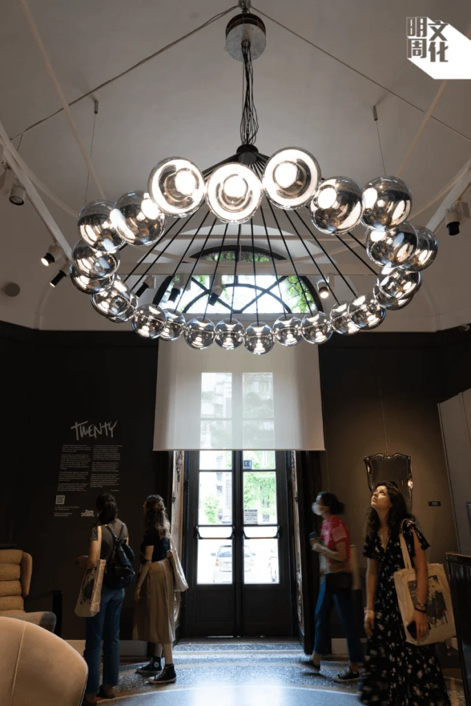 新款Globe枝形吊燈由二十個圓形吊燈組成，關燈時像不鏽鋼星球，開燈時則有多層次的光影效果。