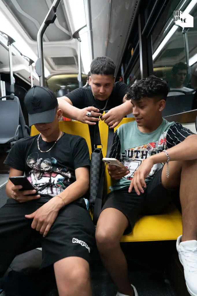 在巴士上偶遇的三個少年，對於被拍攝感到雀躍，但在鏡頭下保持淡定，如常玩電話。