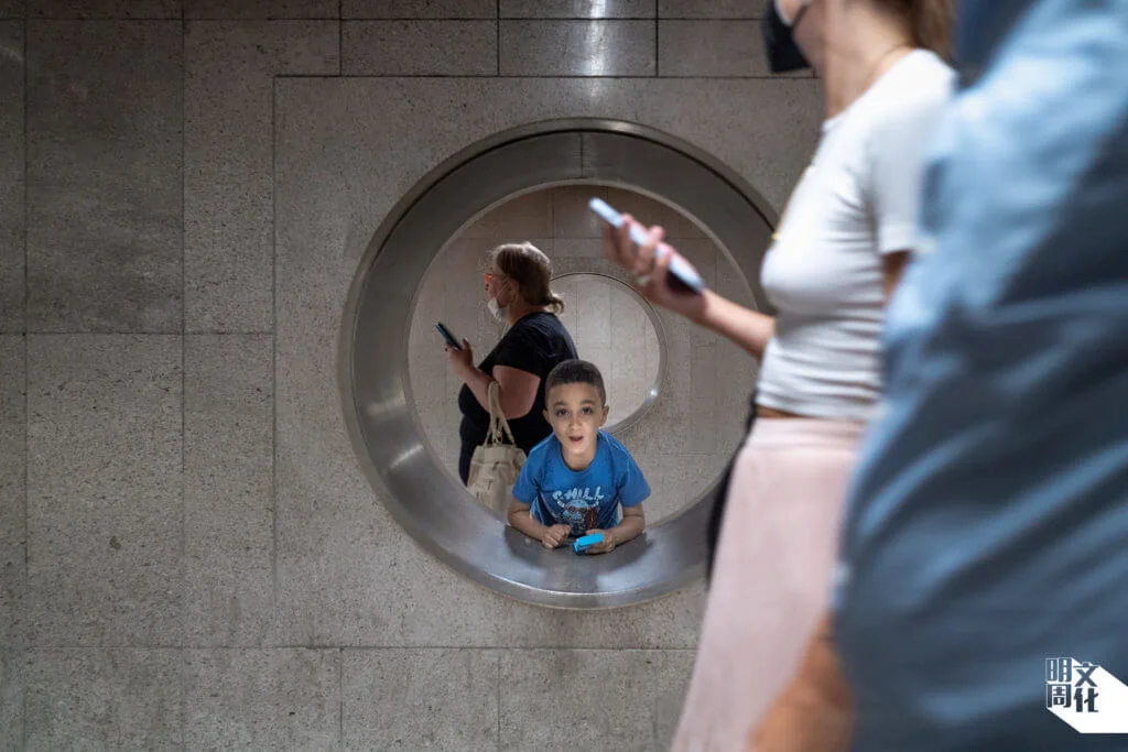 米蘭中央車站的底下Centrale FS地鐵站，在來去匆匆的乘客之間，有男孩探出頭來，好奇地望着攝影師。 