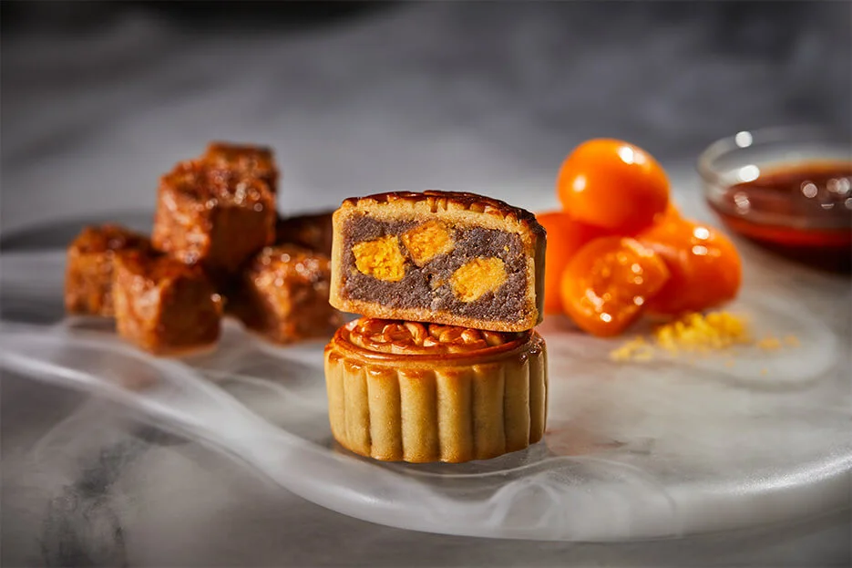 沙茶牛肉蓮蓉蛋黃月餅（鋒味金裝月餅禮盒$298，早鳥價$238。一盒8件，包括陳皮豆沙蛋黃月餅3件、蛋黃蓮蓉月餅 3 件、沙茶牛肉蓮蓉蛋黃月餅 2 件）