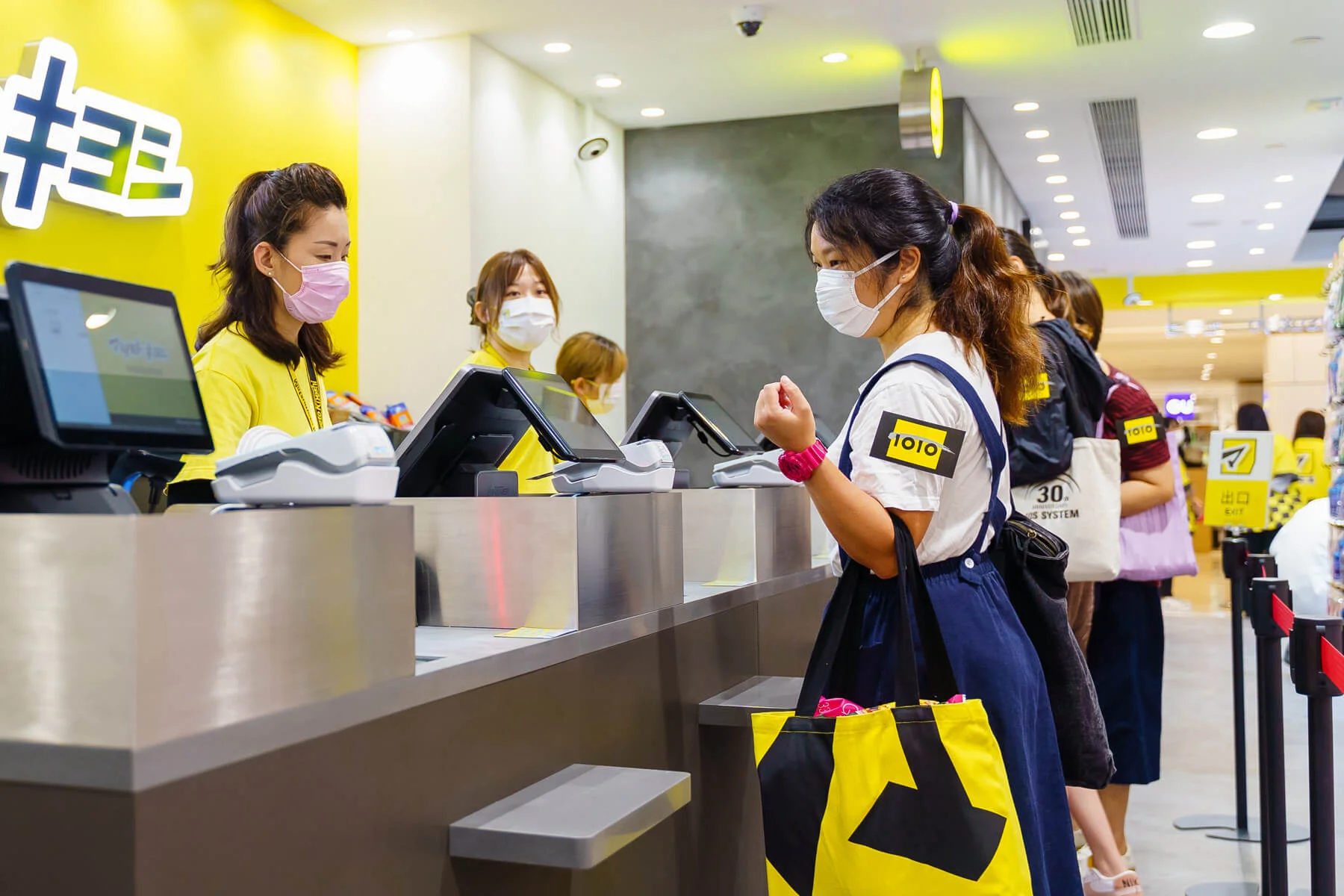  1O1O客戶快人一步，尊享選購日本直送的藥妝及護膚品，人人滿載而歸。