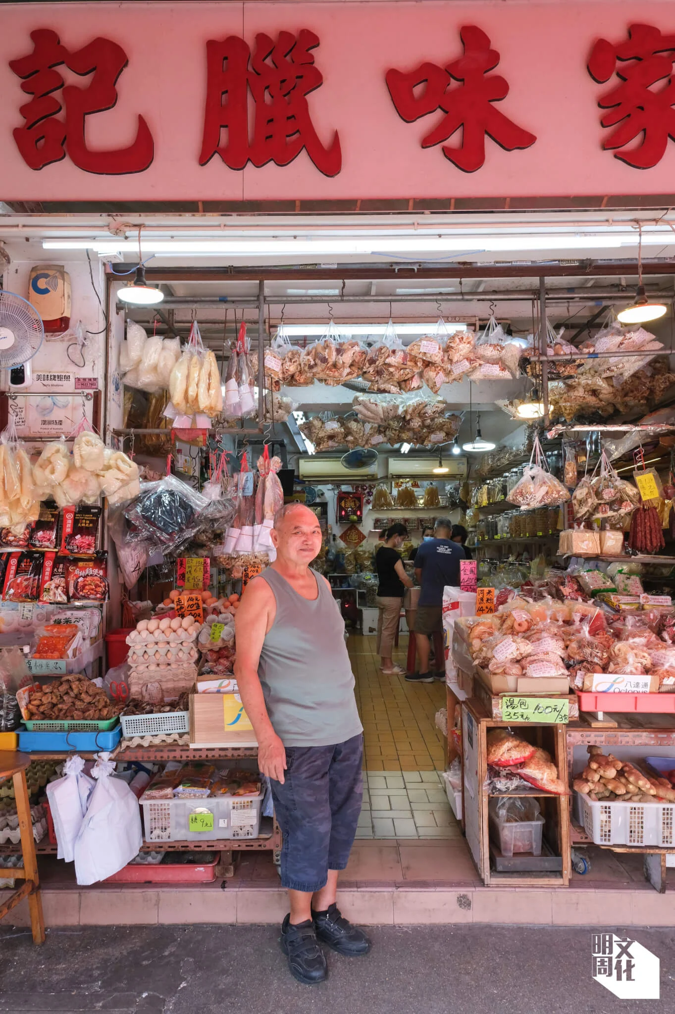 買餸的人潮在上午散去，午後，何生就比較空閒。