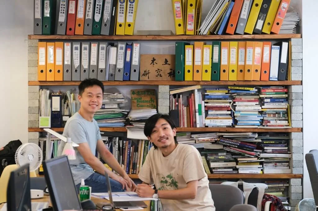本土研究社成員黃肇鴻（左）、研究員夏淳權