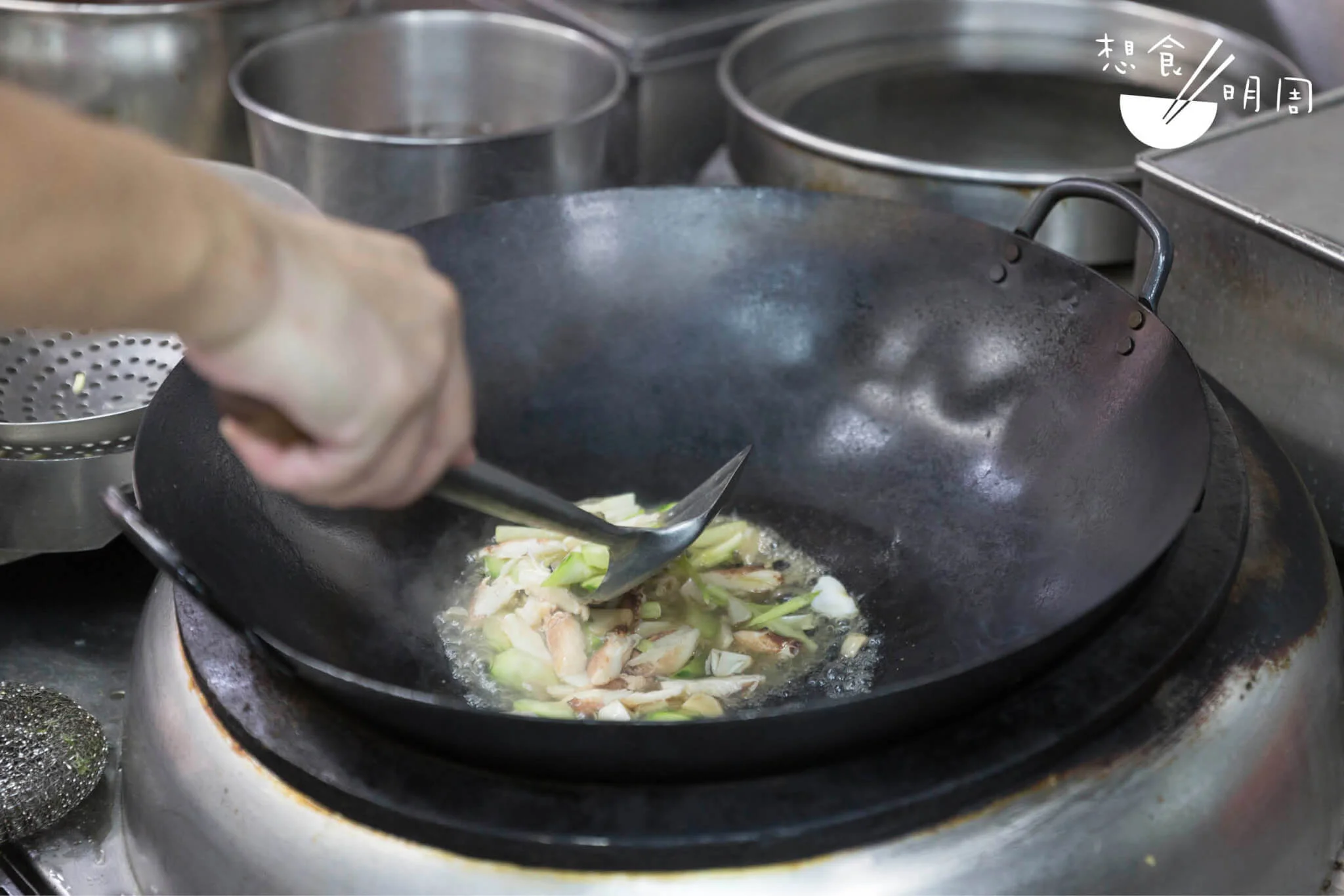 榮哥說，為避免蟹肉煮太「爛」，最後關頭才下蟹肉入鍋。